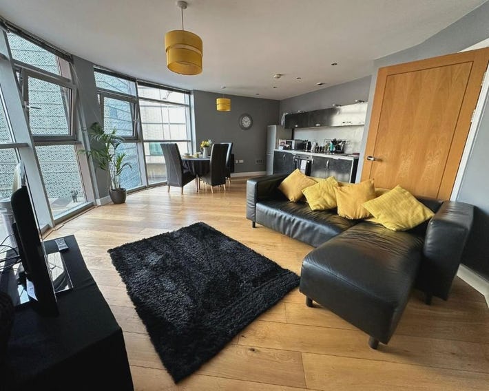Fantastic and modern city centre flat with FREE parking!