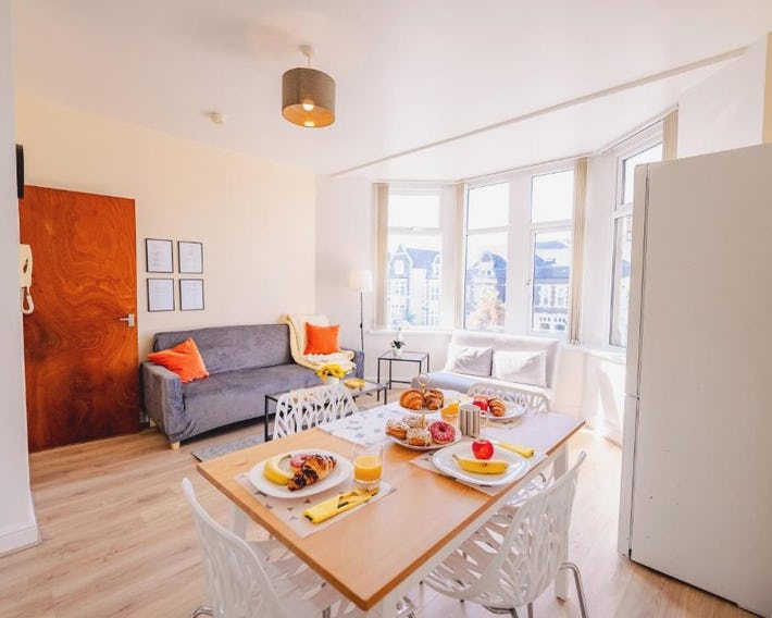 Spacious Modern & High Ceiling One Bedroom Apartment