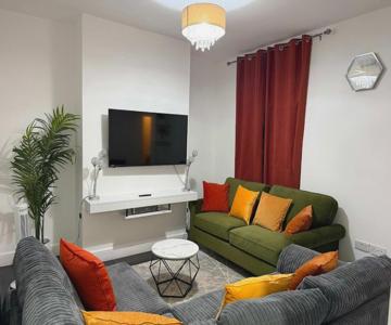 Spacious 4 Bed Cardiff House Near City Centre With Parking