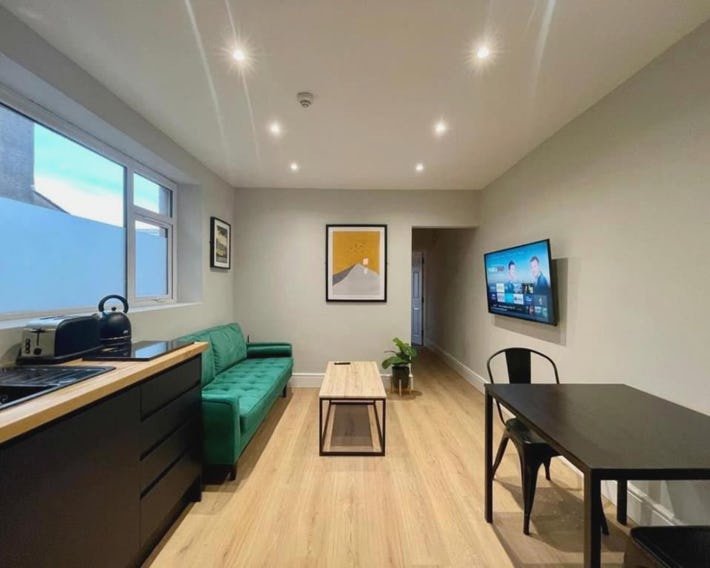 Modern Central Apartment - King Size Bed - Free Parking