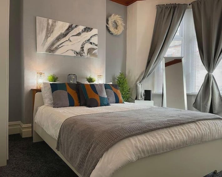 Spacious 5 Bedroom House - 2 Bath - City Centre - Free Parking