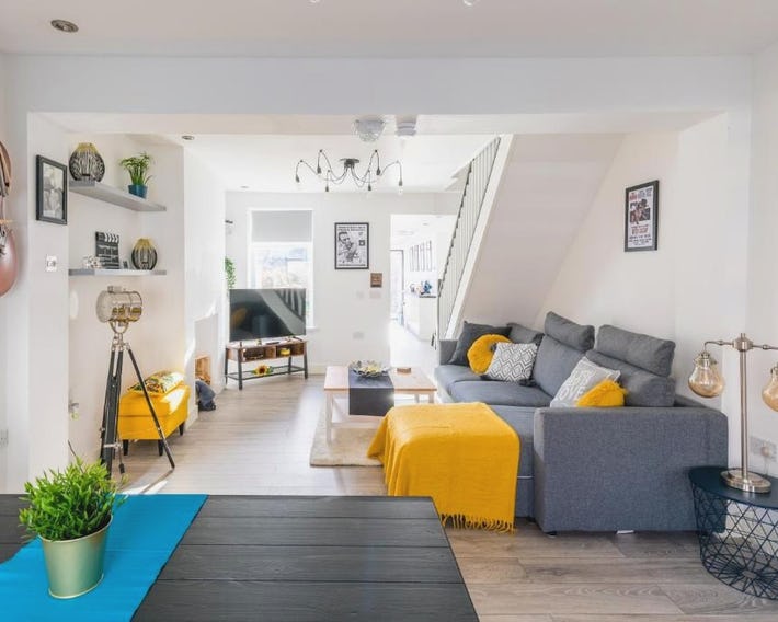 Hollywood House - Sleeps 10 Guests