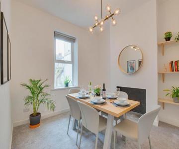 Drws Nesaf Cardiff Townhouse