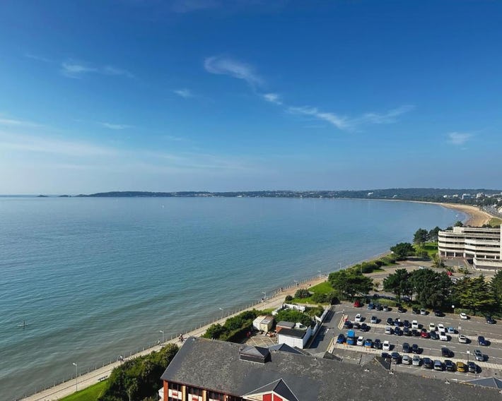 Stunning Ocean & City View APT
