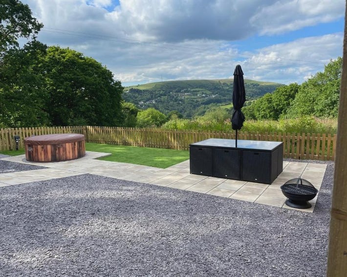 Three bed static caravan with fantastic views and hottub