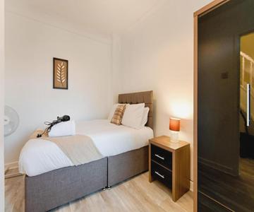 Contractor Base - Tvs In Rooms - M4 Nearby