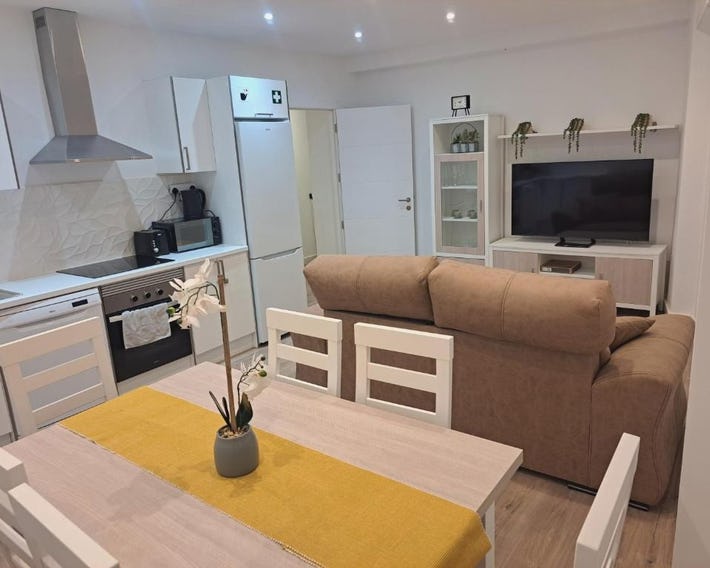 Main Street - 3 Bed Room - Family Friendly