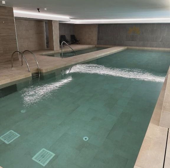 Stylish Apartment with Pool, Spa and Gym