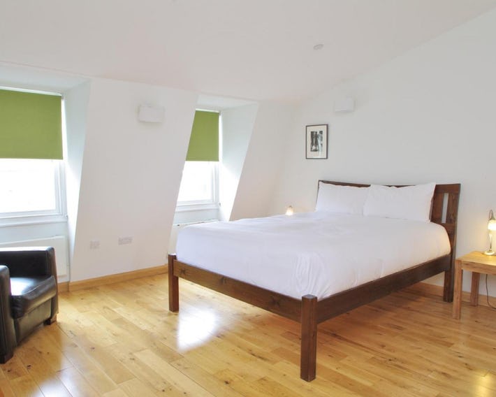 Spacious 275 sqm Apartment with King Beds, 4 min to Waterloo