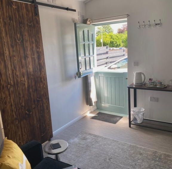 Self-contained, Framlingham Snug, Private Parking, no cooking facilities