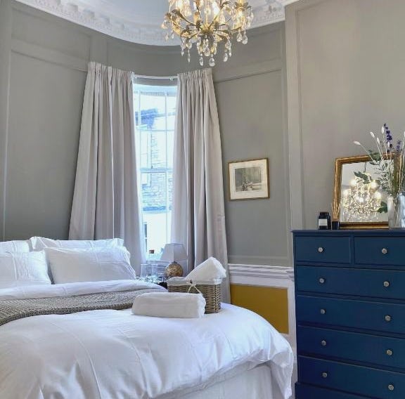Elegant Georgian Apartment in Bath's Iconic Centre