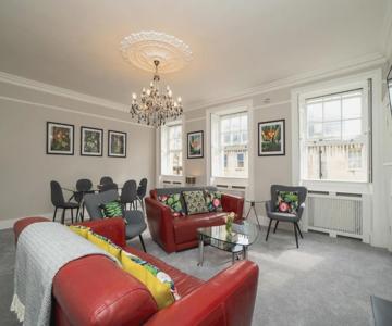 Spacious 3 bed apartment in prime central location - Pass the Keys