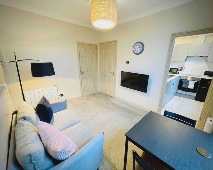 Newly refurbished, central apartment with permit parking