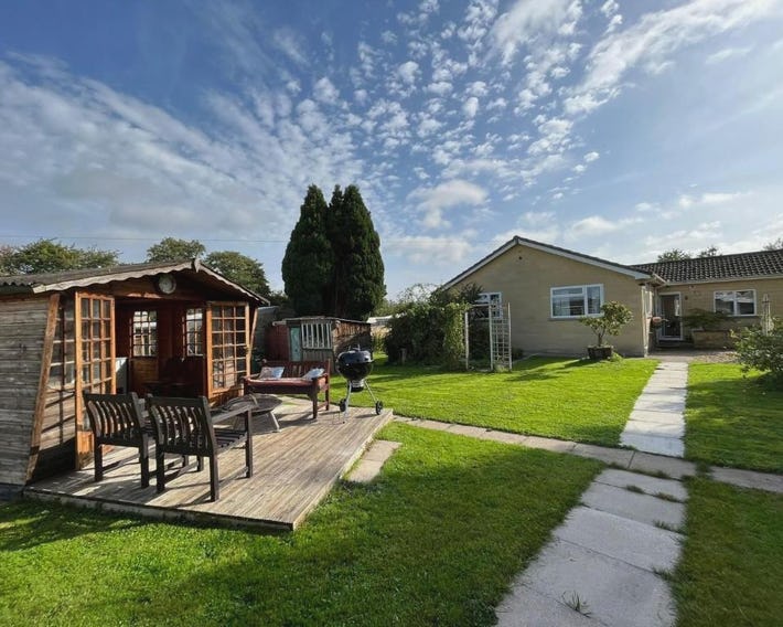 ASCENSION BUNGALOW Beautiful spacious 4 bedrooms & free parking