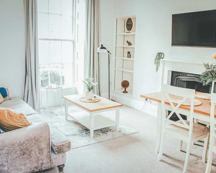 BRAND NEW LISTING Beautiful 2 bedroom apartment