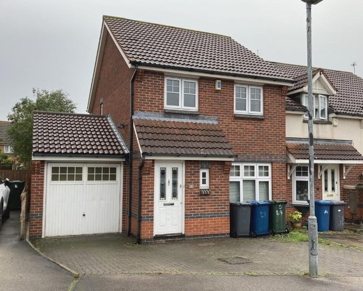 Quiet 3 bed semi with off street parking