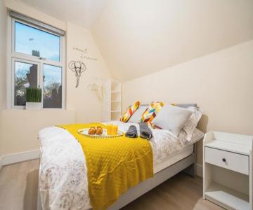 Deluxe 2-bedroom Flat With Free Parking