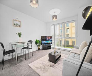 Stylish Central Apartment - Gated Access - Secure Parking 16sl