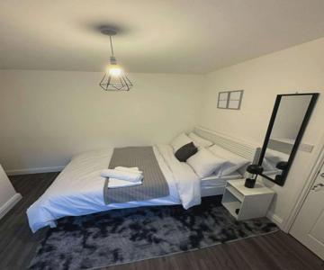Private Room Sleeps 2 With Ensuite & Parking