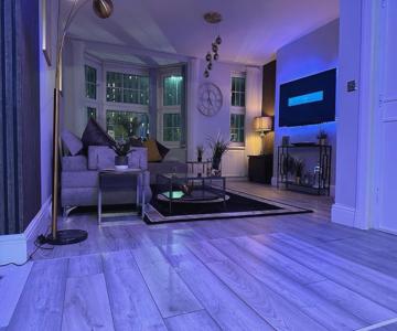 Lush Apartment 2 Bedrooms With Balcony & Parking