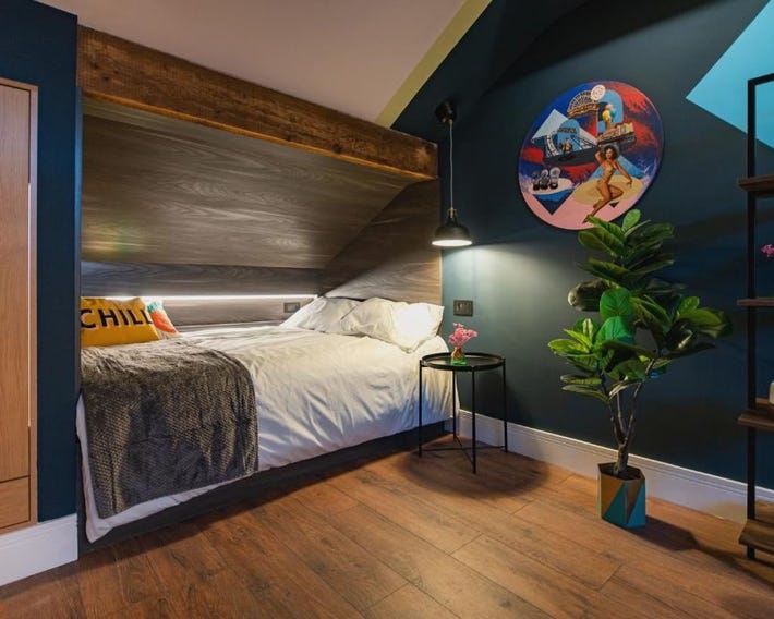 The Nest - Luxury 16 person Apt w jacuzzi & parking