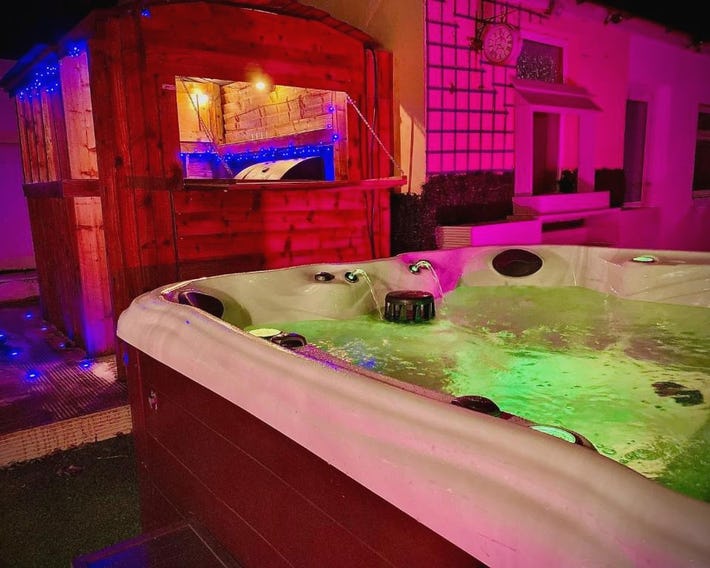 Captivating 4-Bed Hot Tub House in Blackpool