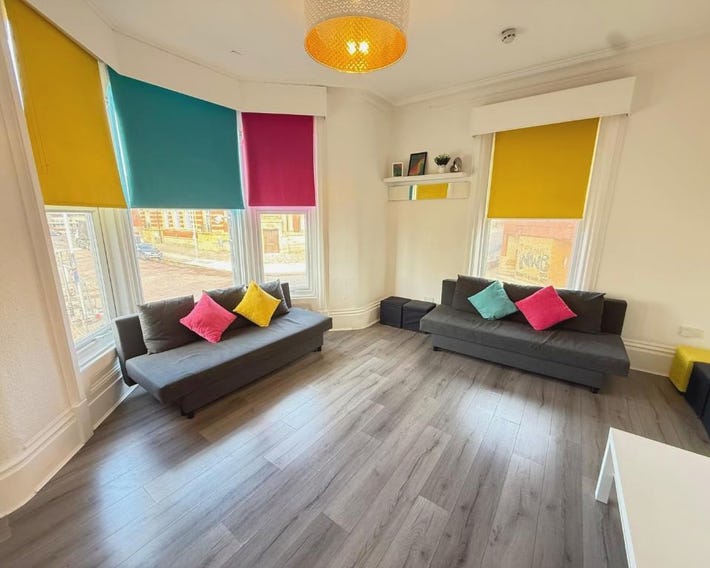 Deco apartment 5 min walk from Blackpool tower sleeps 12