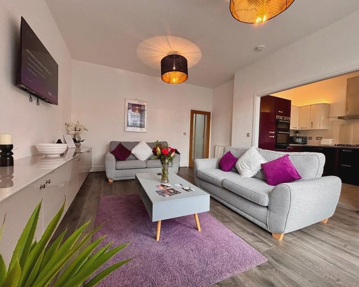 Franks Apt 2 - Outdoor Balconies - Sleeps 8
