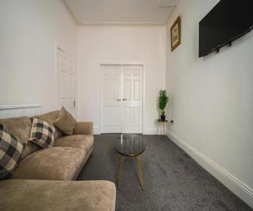 Seaside - House - Sleeps 10 - Parking - Garden