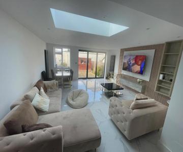 Cosy 4 bedroom house in borehamwood with large onsite parking and large beds