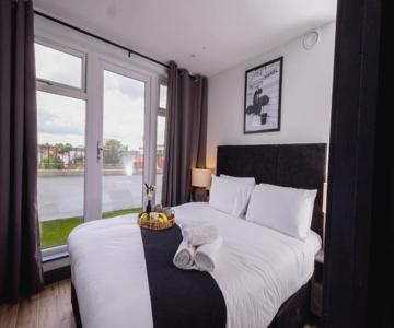 Brand-New Top-Floor Flat with Stunning Balcony & Parking