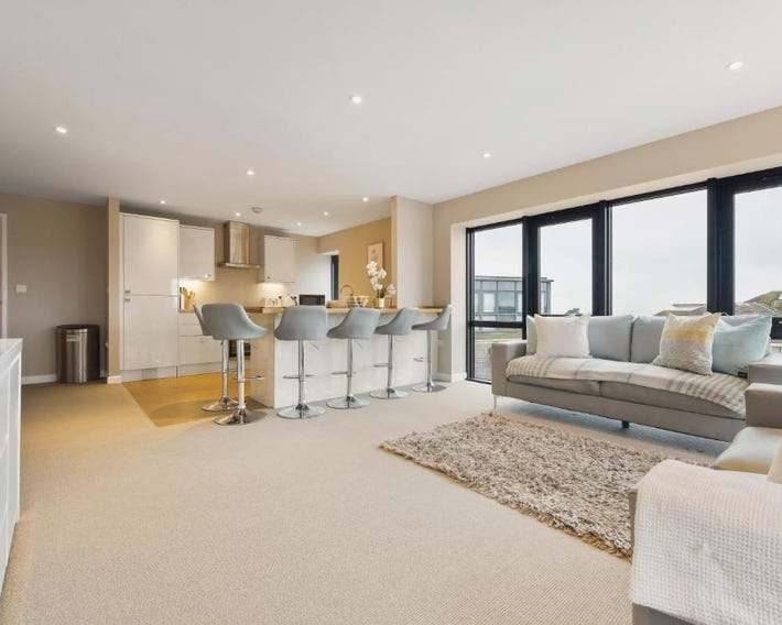 Westcliff Penthouse with Sea Views and Balcony