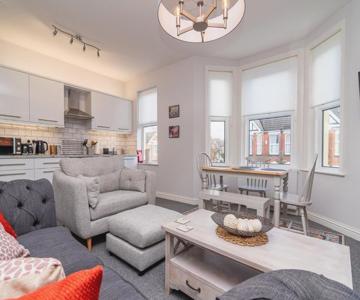 little Boat: A Modern Beachside Flat