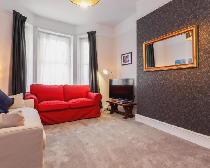 Gorgeous Town Centre Apt with Courtyard Garden