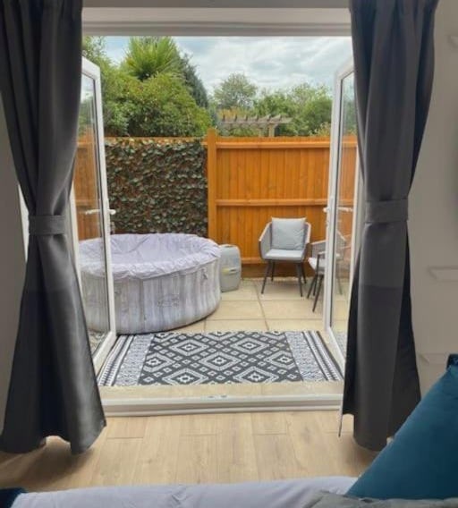 Stylish 1 bedroom studio outdoor area and hot tub