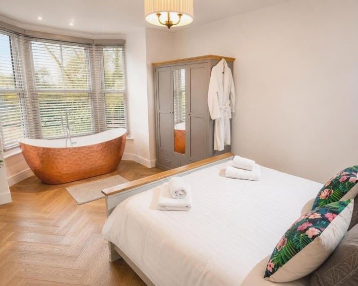 Luxury Pet Friendly 3 Bedroom Home with Copper Bath