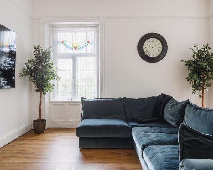 Beech Suite - Private Location with 85 inch Cinema TV & Parking