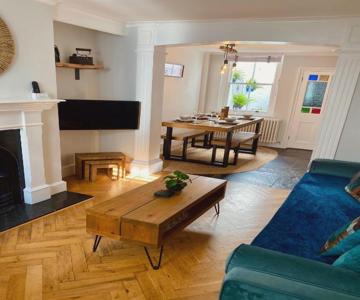 Charming 2-Bed Seaside Cottage - Moments from Brighton Beach & Pier