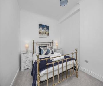 Spacious 2 Bed & 1 Bath - Close To Beach & City Centre