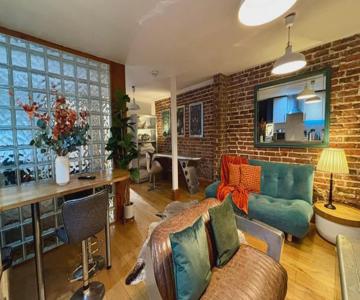 Modern Central Large Studio Sleeps 4