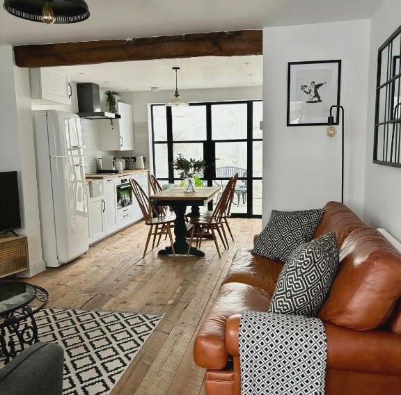 Stunning 3 bedroom & 2 bathroom cottage with patio