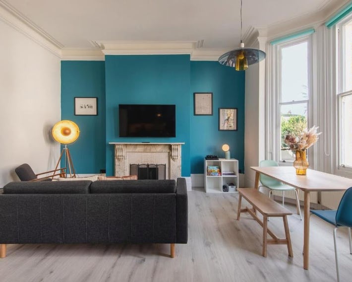 Central 2BR Modern Apartment 5mins to train station