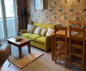 Light & Bright, Centrally Located Apartment