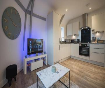 Stylish, Spacious 1 Bedroom Apartment, Central