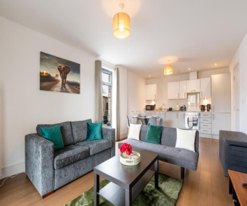 Free Fast Wi-fi, Netflix & Large Lounge & Balcony!