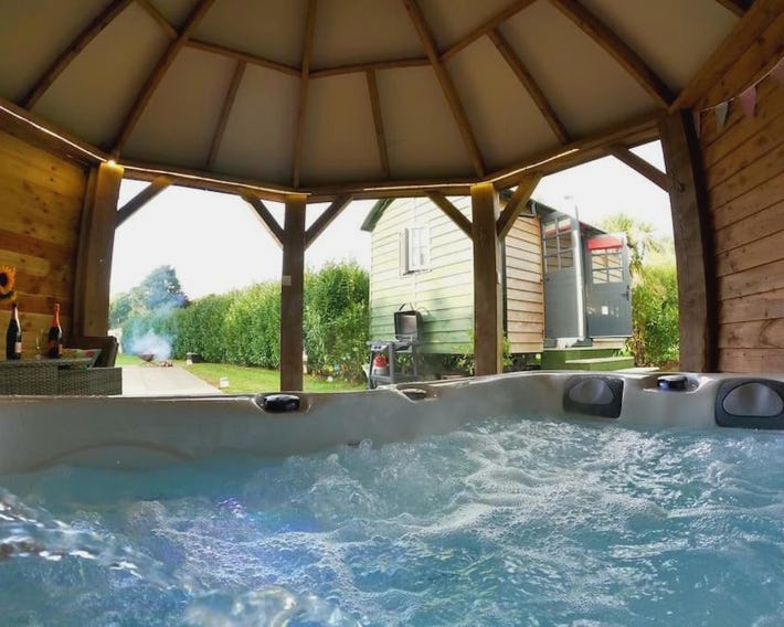 Romantic Retreat - Luxury Shepherds Hut + Hot Tub!