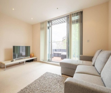 2 Br Flat Next To Train Station & Gated Parking