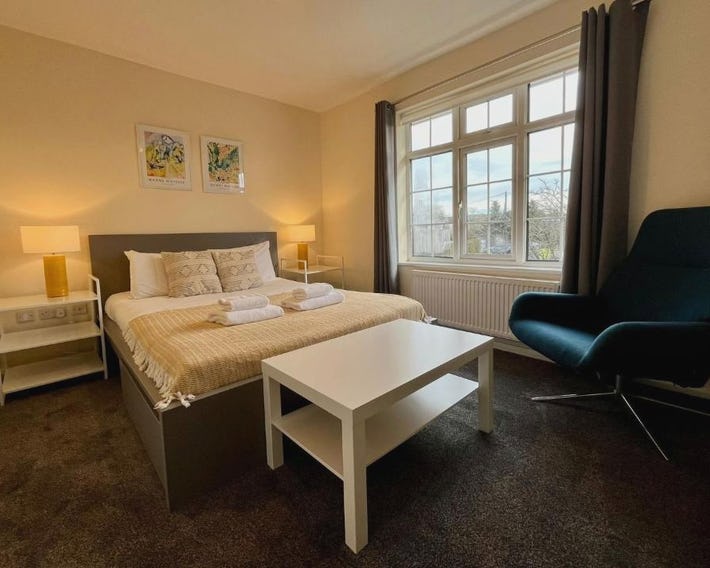 CENTRAL, newly refurb 2 bed flat with FREE PARKING