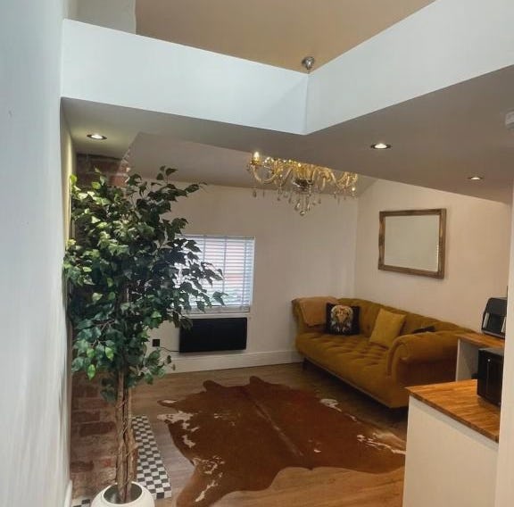 Rooftop One-Bedroom Apartment Near East Midlands Airport