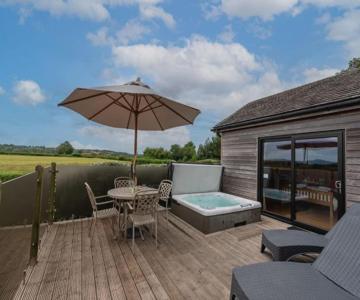 Tor Farm Lodges - Private Hot Tubs, Shared Seasonal Outdoor Pool, Dog Friendly